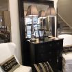 kommode i metal, sort kommode, lamper, puder, puder Champagne, spejl, stol 
